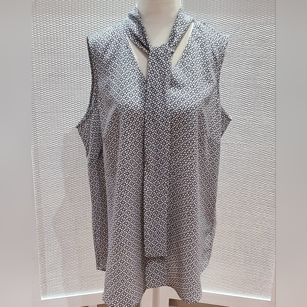 NWT Adrianna Papell Black and White Sleeveless Blouse with Tie Neck size Large